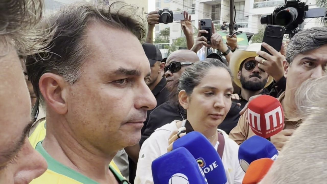Flávio Bolsonaro em entrevista a jornalistas em Aracajú neste domingo (27) | Reprodução