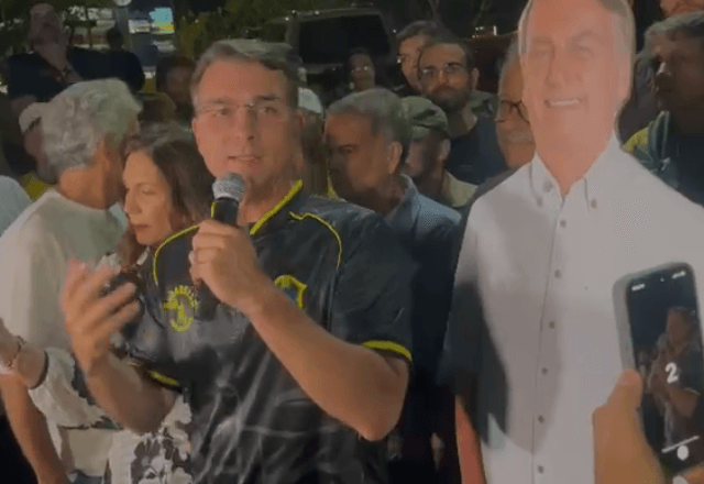 Flávio Bolsonaro em vigília após prisão do pai na carceragem da PF em Brasília | Reprodução SBT