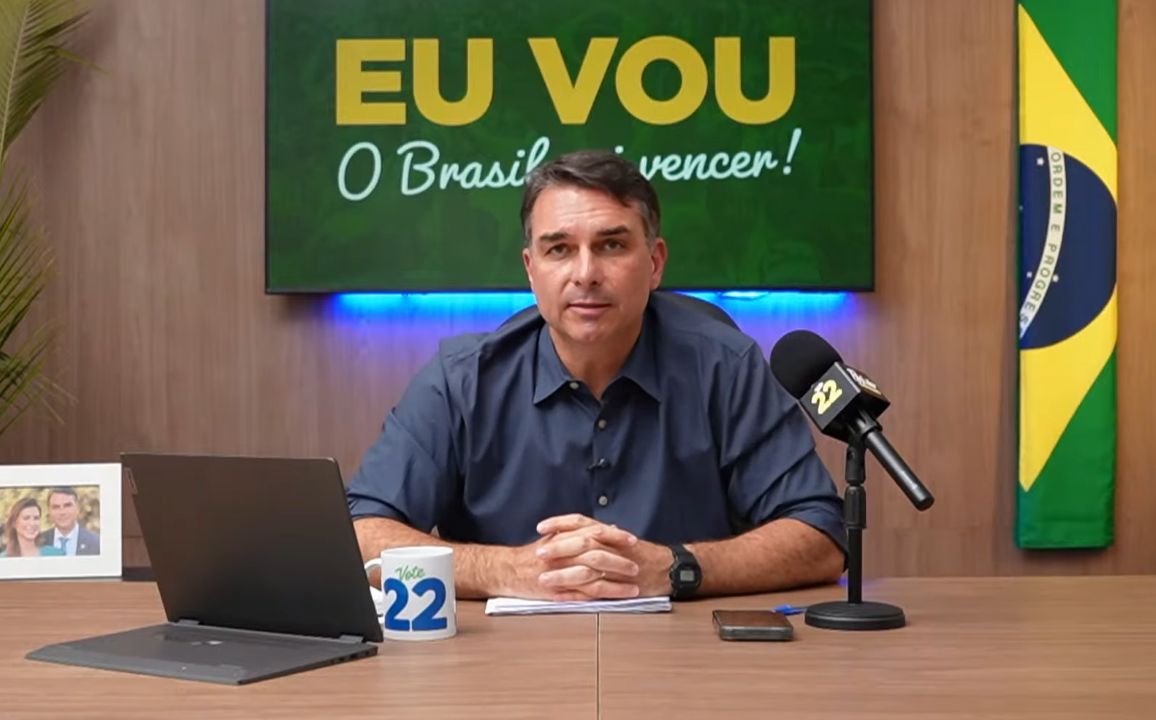 Flávio Bolsonaro durante live no YouTube | Reprodução/YouTube @flaviobolsonaro