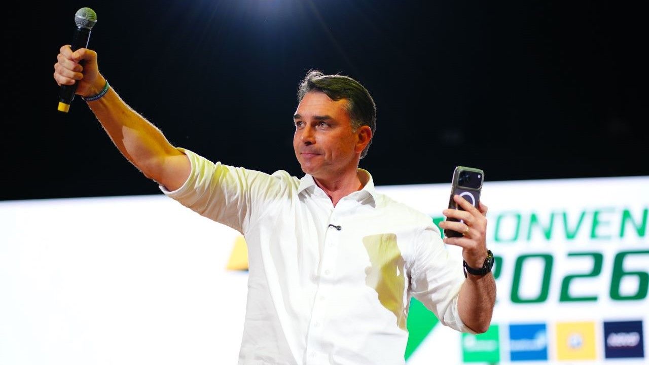 Flávio Bolsonaro inicia campanha eleitoral em Copacabana Flávio Bolsonaro inicia campanha eleitoral em Copacabana