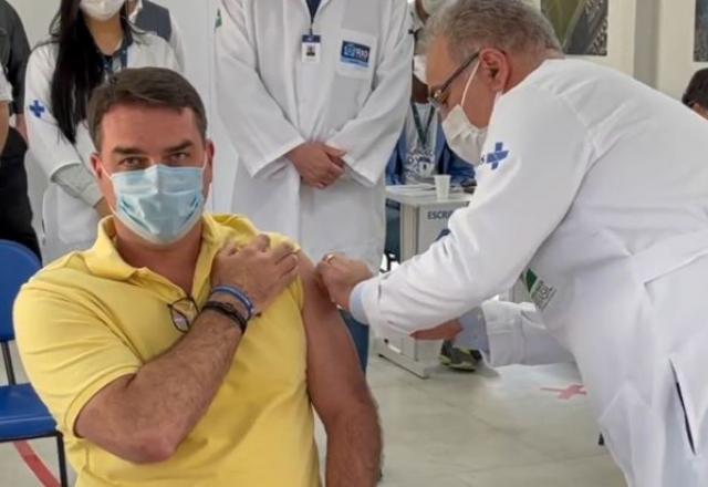 Flavio Bolsonaro recebe vacina