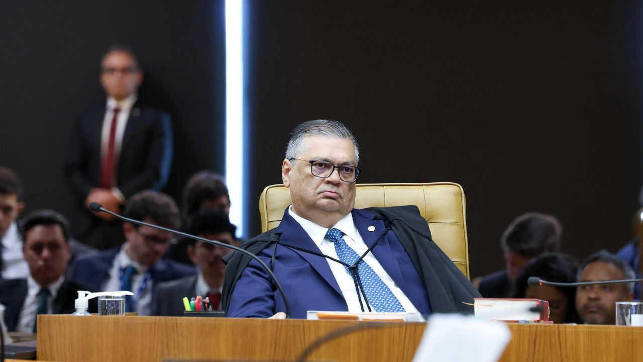 Dino critica ameaça dos EUA de invocar Magnitsky contra STF Dino critica ameaça dos EUA de invocar Magnitsky contra STF