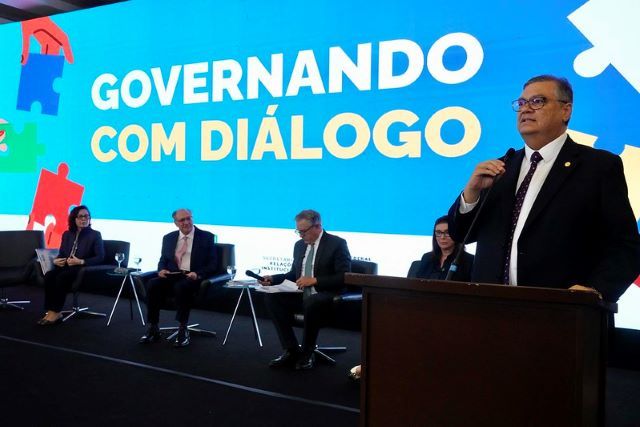 Dino defende STF e dá recado ao Congresso: "Democracia do piti"