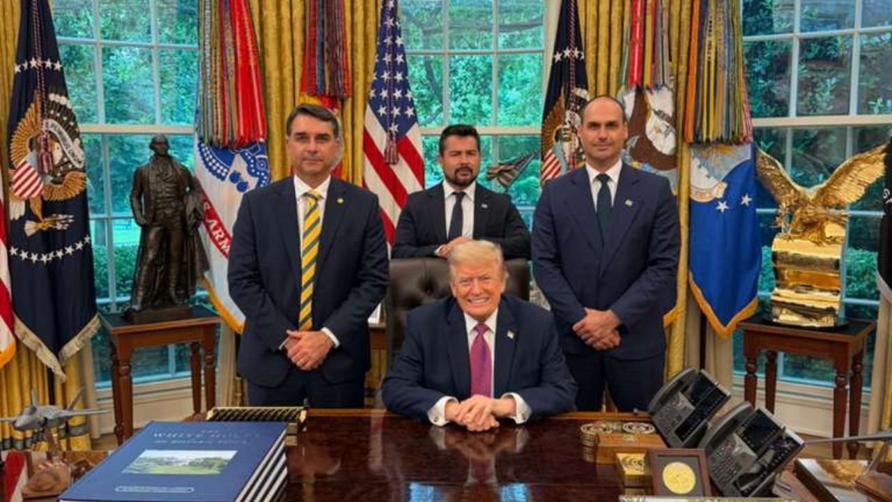 Flávio Bolsonaro divulga foto ao lado de Donald Trump Flávio Bolsonaro divulga foto ao lado de Donald Trump