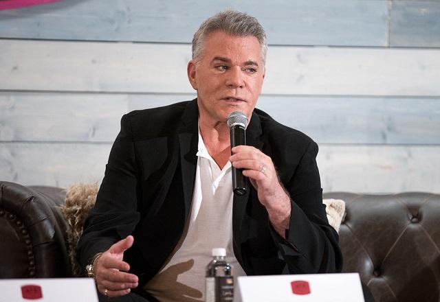 Ray Liotta fala ao microfone (TheGeekLens/Flickr)