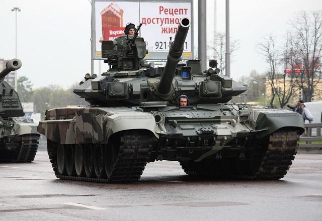Militares conduzem tanque de guerra russo (Dmitry Terekhov/Flickr)