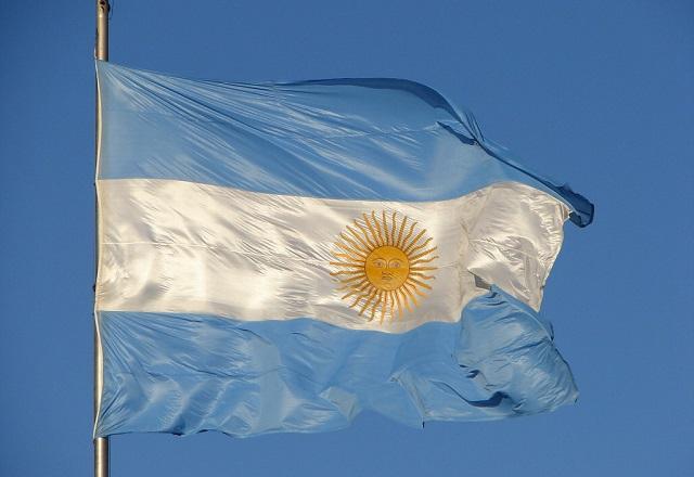 Bandeira da Argentina tremulando ao vento (Adriana Sugimoto/Flickr)