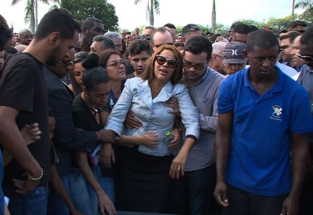 Flordelis chorando durante enterro do marido