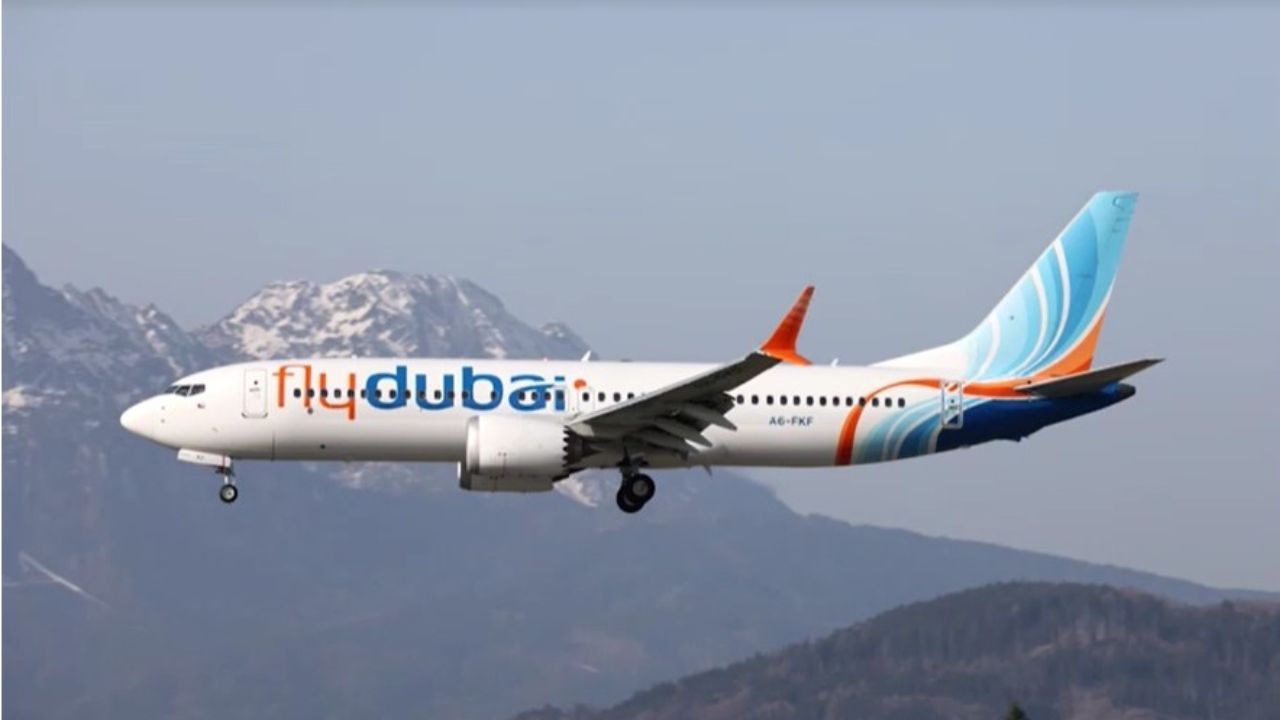Boeing 737 da companhia aérea Flydubai que pousou na Arábia Saudita após um ataque perpetrado pelo copiloto | Reprodução/Reuters