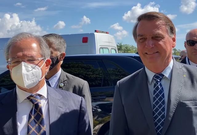 Paulo Guedes e Jair Bolsonaro conversam com apoiadores na entrada do Palácio da Alvorada (Reprodução/Foco do Brasil)