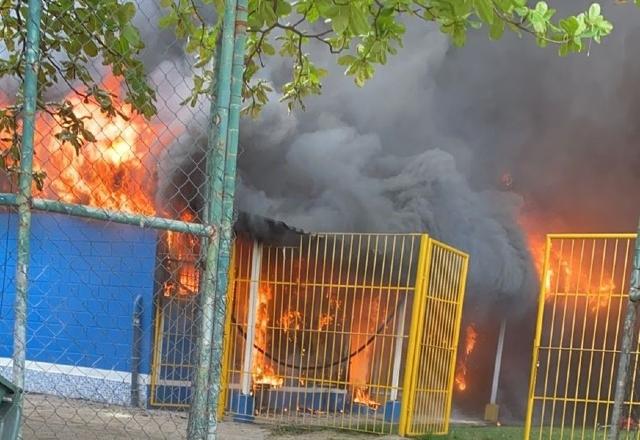 Fogo destrói creche no Complexo da Maré no Rio