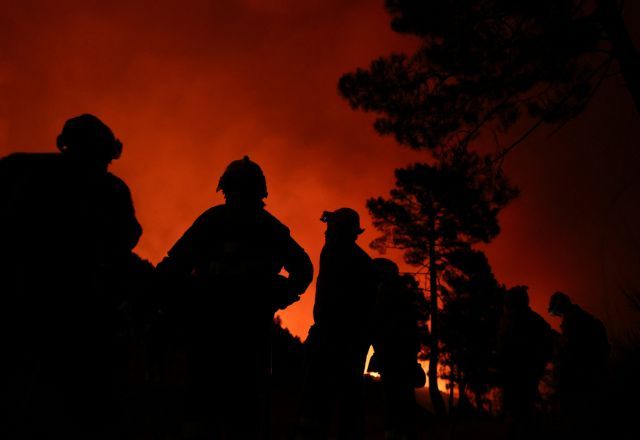 Bombeiros combatem incêndio na região espanhola de Ávila | Reuters/Juan Medina