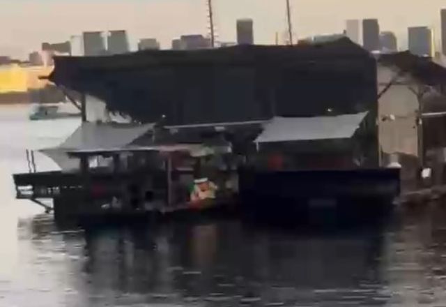 Homem tenta incendiar restaurante flutuante, se joga no mar para fugir, mas é preso no Rio