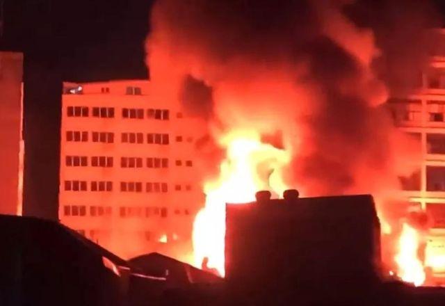 Fogo teve início por volta das 21h de domingo (10.jul) em um centro comercial na Rua Barão de Duprat | Reprodução