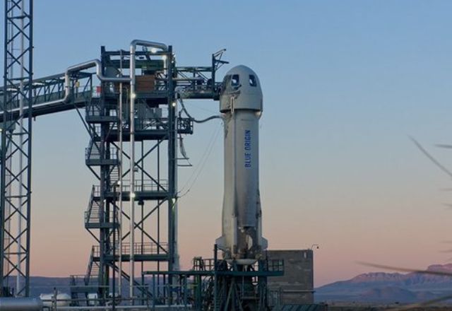 Foguete New Shepard, da Blue Origin, que levou 6 passageiros acima da Linha de Kármán | Reprodução/X/@blueorigin