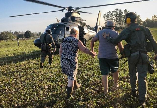 Militares levam casal até helicóptero (Divulgação/Forças Armadas)