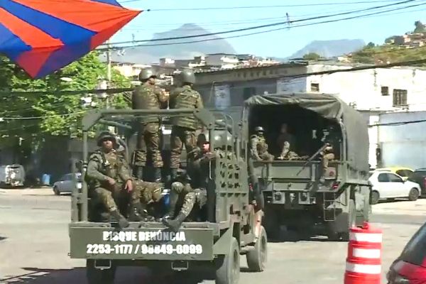 Forças Armadas realizam operação contra tráfico em três favelas do Rio Forças Armadas realizam operação contra tráfico em três favelas do Rio