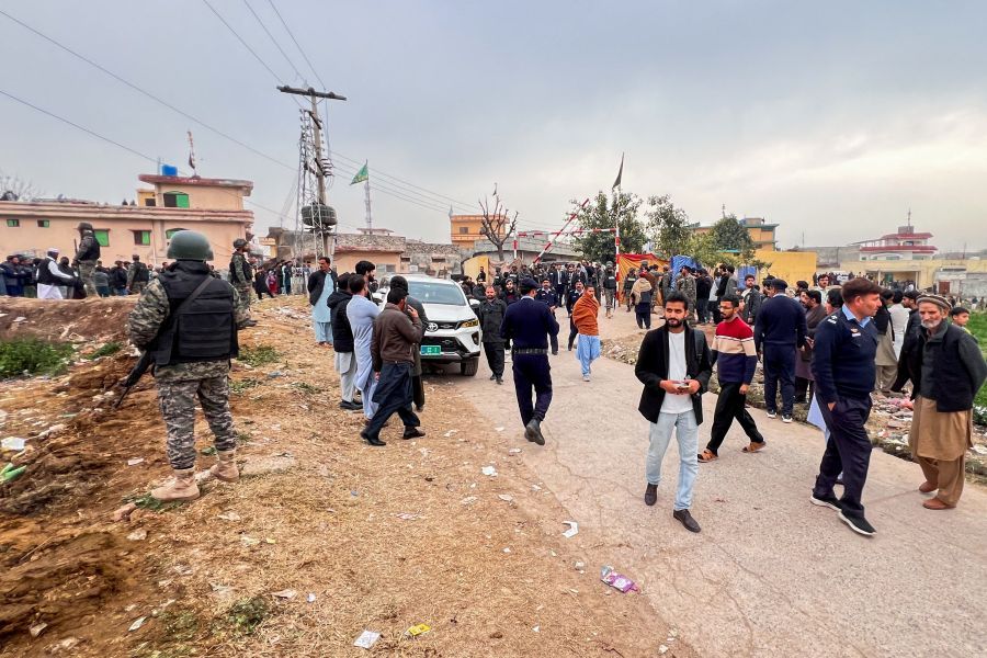 Forças paquistanesas fazem guarda ao lado de multidão perto do local de explosão em mesquita de Islamabad | 6/2/2026/Reuters/Salahuddin