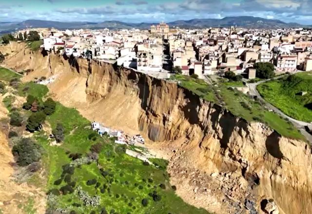 Fortes chuvas provocam deslizamento de terra em Niscemi, na Sicília, e deixam cidade à beira de precipício | Reprodução/Reuters