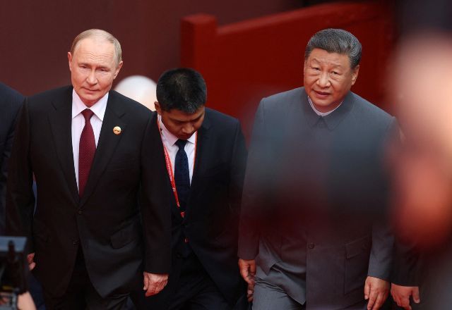 Presidente da Rússia, Vladimir Putin, ao lado do líder chinês, Xi Jinping | Reuters