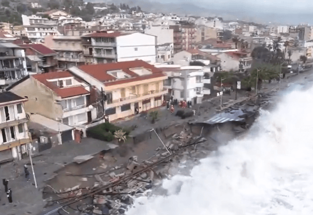 Ondas invadem píer e inundam cidade na Itália após a passagem do ciclone Harry | Foto: Reprodução/X/@Tg1Rai - 21.01.2026