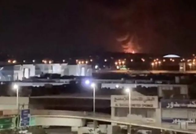 Ataque com drones atinge tanque de combustível e causa incêndio em aeroporto no Kuwait | Reprodução/Reuters