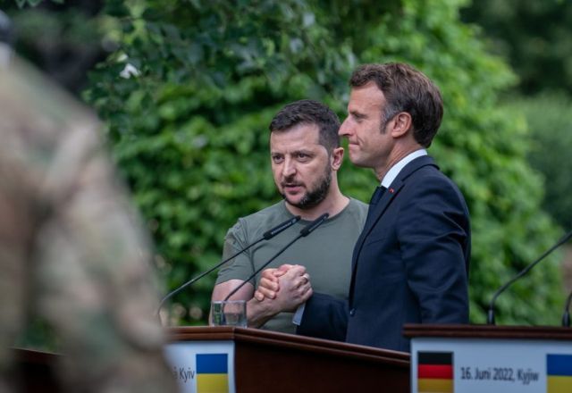 Presidente ucraniano, Volodymyr Zelensky, ao lado do presidente francês, Emmanuel Macron | Divulgação/Kiev