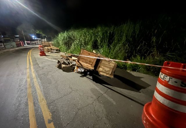 Carreta foi retirada da avenida na madrugada desta segunda-feira (17) | Abraão Ramos/SBT