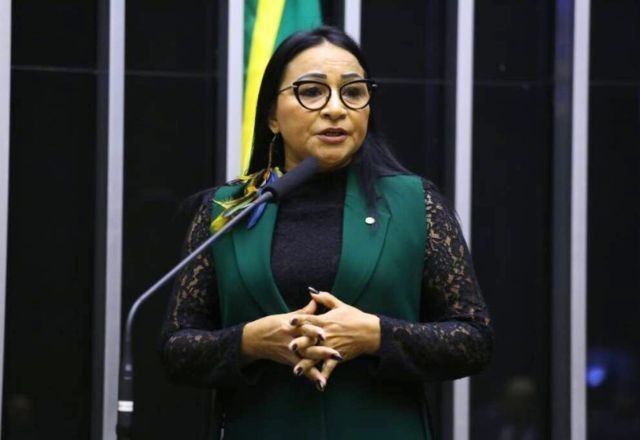 Deputada cassada por fazer harmonização com dinheiro público diz que provas foram forjadas