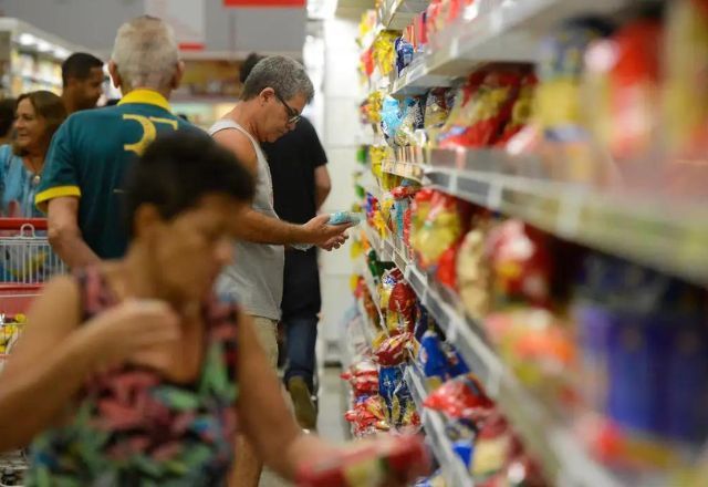 CNC: intenção de consumo reduz, mas satisfação com renda é a maior desde 2015