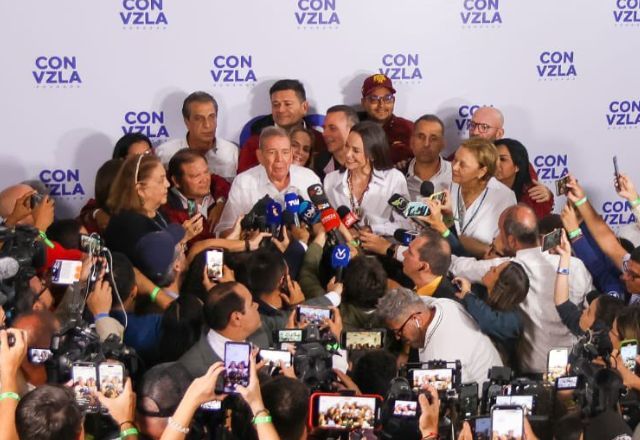 Edmundo González e Maria Corina Machado durante coletiva de imprensa | Divulgação