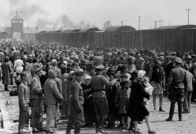 Judeus húngaros, em meados de 1944, após desembarque no campo de extermínio de Birkenau, na Polônia | Reprodução