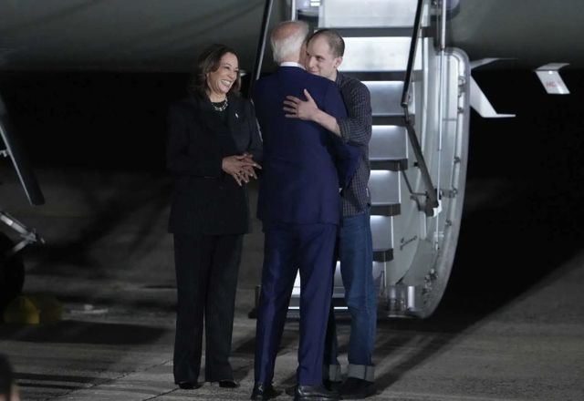Evan Gershkovich é recebido por Biden após desembarcar nos Estados Unidos