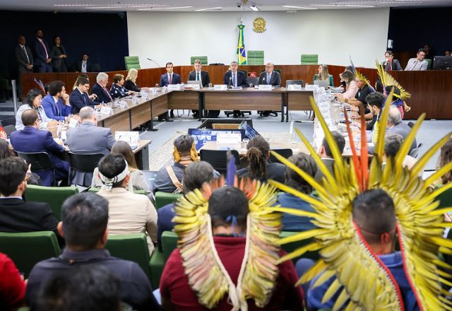 Reunião busca conciliação entre governo, povos indígenas e proprietários de terras | STF