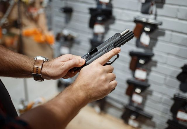 Texto permite a profissionais carregarem armas também fora do expediente | Reprodução