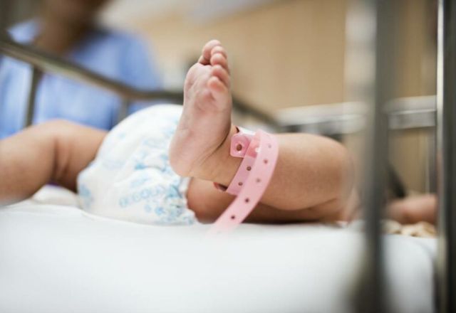Bebê sofreu convulsões e pelo menos duas paradas cardiorrespiratórias | Reprodução/Freepik