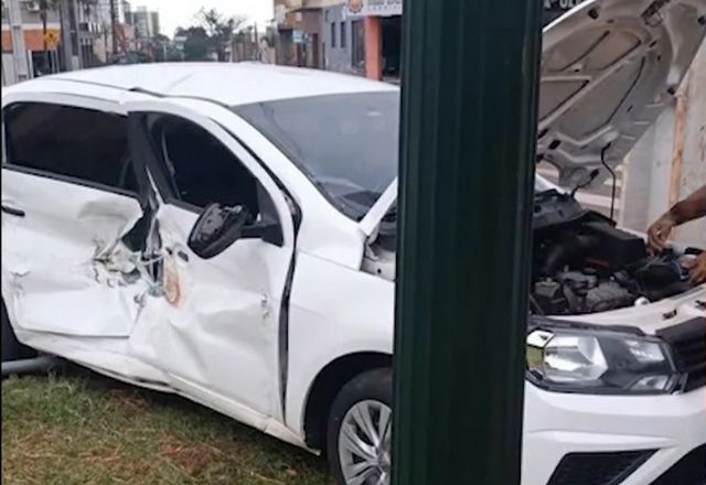Vídeo: Motorista sai ileso após carro ser atingido por trem no interior do Paraná