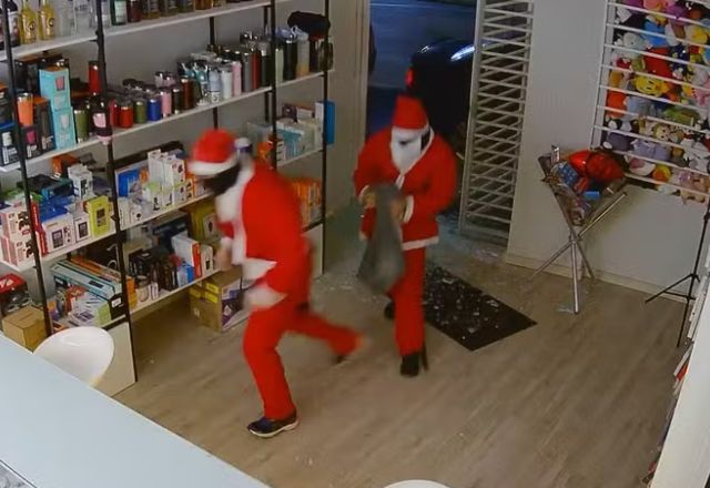 Vídeo: Criminosos vestidos de Papai Noel invadem e furtam loja de eletrônicos em MG
