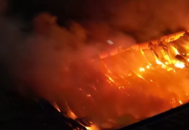 Incêndio de grandes proporções atinge galpão em São Paulo