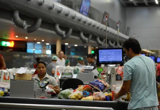 Custo da cesta básica sobe pelo 2º mês consecutivo em 17 capitais brasileiras Custo da cesta básica sobe pelo 2º mês consecutivo em 17 capitais brasileiras