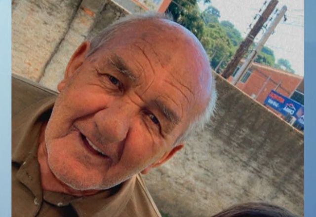 Idoso fica em estado grave após ser atropelado por carro no portão de casa