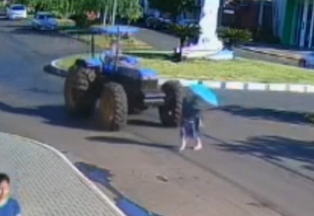 Idosa é atropelada por trator ao atravessar a rua