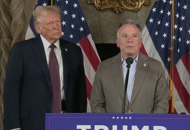 Presidente eleito dos EUA, Donald Trump, ao lado do enviado especial para o Oriente Médio, Steve Witkoff, em coletiva | Reprodução