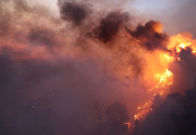 Fogo vem se espalhando rapidamente por regiões de Los Angeles | Divulgação/Departamento Florestal e de Incêndios da Califórnia