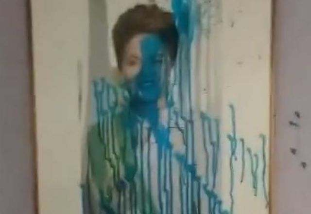 Retrato de Dilma Rousseff foi coberto com tinta na sede do PT de Diadema | Reprodução