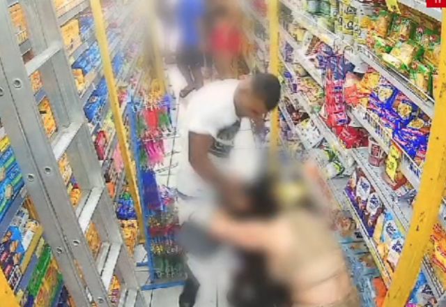 VÍDEO: Homem espanca esposa dentro de mercado no centro de São Paulo