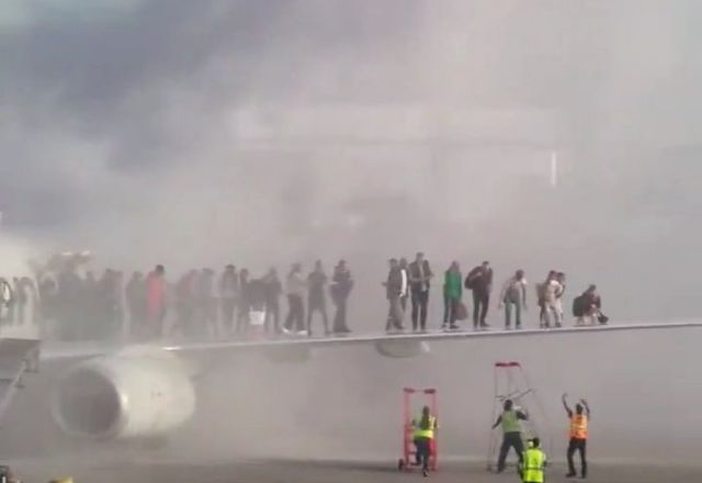 Avião pegou fogo ao pousar no aeroporto de Denver | Reprodução
