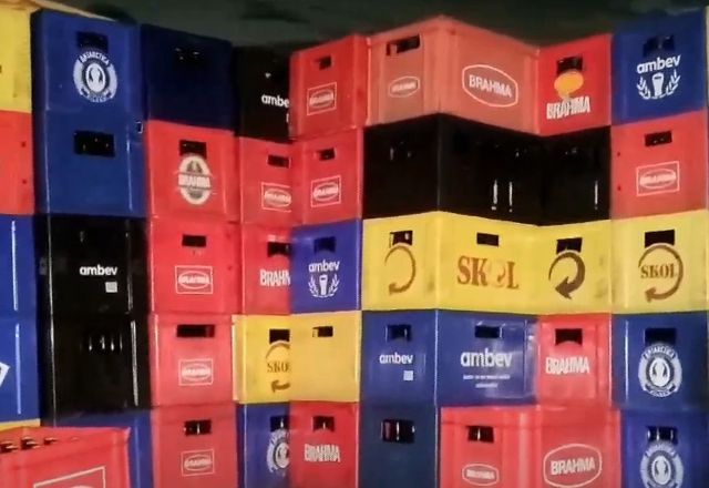 Ao todo no local estavam armazenadas mais de 16.500 garrafas, a maioria já adulterada | Reprodução
