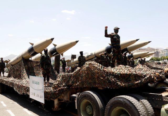 Rebeldes houthis ao lado de arsenal militar | Flickr