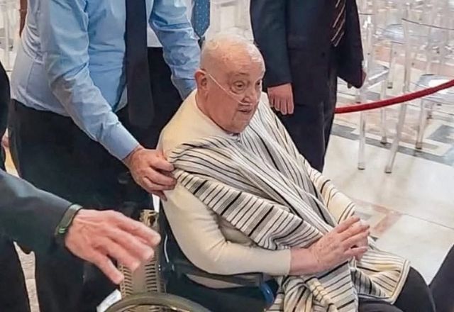 Papa Francisco faez aparição surpresa na Basílica de São Pedro, no Vaticano | Reprodução